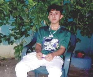 Agentes policiales llegaron al taller automotriz de la colonia Bográn, donde el joven Inmer Yahir Díaz Hernández perdió la vida.