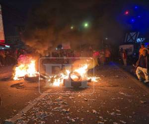 Quemando llanta están obstaculizando el paso en el bulevar de las Fuerzas Armadas.