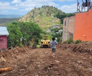 Vecinos de Monte de los Olivos celebran la apertura de una calle realizada a través de la vicealcaldesa Saraí Rivera.