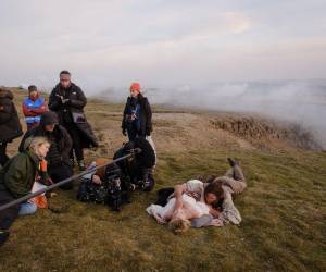 La directora Emerald Fennell y los intérpretes Margot Robbie y Jacob Elordi, en los papeles de Catherine y Heathcliff, durante el rodaje de Cumbres borrascosas.