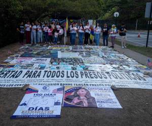 En vigilia permanente frente a distintos centros de detención del país, permanecen los familiares de los presos políticos en Venezuela.