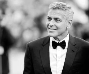 Aunque no ha abandonado la actuación, George Clooney reconoce que al llegar a los 65 se siente más lleno dedicando tiempo a su fundación y a su escuela, algo que puede hacer porque ya no persigue una exitosa carrera profesional.