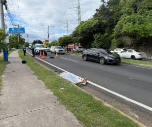 El cuerpo de Jairo José Ponce Anduray quedó a la orilla de la calzada en el bulevar Fuerzas Armadas.