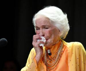 A los 93 años, la legendaria actriz Ellen Burstyn emociona al Festival de Venecia al recibir el León de Oro honorífico por su trayectoria.