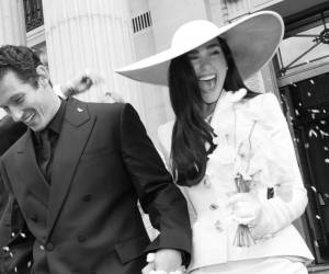 Apenas una semana después de darse el primer sí, quiero en Londres, Dua Lipa y Callum Turner decidieron que una sola boda no alcanzaba para celebrar lo que habían construido juntos. Así, la cantante de 30 años y el actor de 36 tomaron rumbo a Sicilia para protagonizar una de las celebraciones nupciales más comentadas de los últimos años.