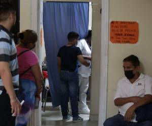 El Pedregal y 3 de Mayo, los usuarios compran sus jeringas a 5 lempiras para exámenes y tratamientos por falta de insumo