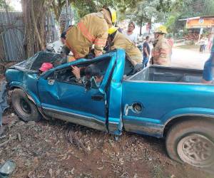 Tres personas quedaron atrapadas dentro de un vehículo tipo pick-up luego de sufrir un brutal accidente de tránsito en el barrio El Campo del municipio de Catacamas, departamento de Olancho.