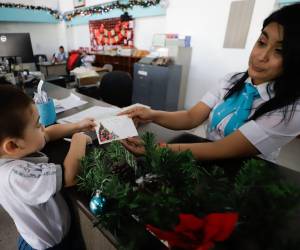 El Correo Nacional de Honduras se llena de magia con la llegada de las cartas a Santa, donde cada escrito refleja esperanza e ilusión de los niños.