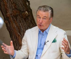 En el marco del rodaje de 'El sastre del rey' en Granada, Baldwin lamentó la desaparición de las películas de presupuesto medio y defendió la necesidad de tiempo para el proceso creativo.