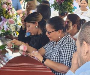 Entre lágrimas y profundo dolor, familiares y amigos dieron el último adiós a Norma Nicoll Ramírez Arteaga, la joven que murió tras permanecer varios días hospitalizada por las lesiones sufridas al lanzarse de un bus en movimiento.