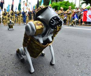 Los militares tuvieron este 15 de septiembre un particular acompañante en las calles de San Salvador: perros robot de la Fuerza Armada de El Salvador que avanzaron al frente del desfile de Independencia y captaron la atención de los asistentes.