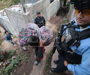 Miembros de la Policía Nacional llegaron a tempranas horas de la mañana de este lunes 7 de septiembre al sector 8 de la colonia Villa Nueva, donde varias familias están abandonando sus viviendas debido a supuestas amenazas del crimen organizado.