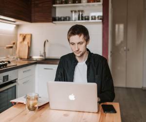 La incertidumbre sobre el suministro global de crudo está vinculada a la evolución del conflicto en Oriente Medio.