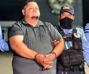 Vehículo tipo taxi con registro 7052, señalado por las autoridades como el presunto medio utilizado en asaltos a pasajeros en Tegucigalpa, donde fue capturado el conductor Walter Antonio Ponce Durón.