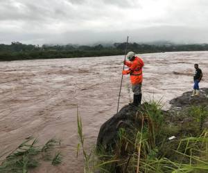 Varios municipios de Cortés se encuentra bajo alerta roja debido a las fuertes lluvias que ya dejan anegadas varias comunidades y sin paso en algunos sectores por el aumento de los niveles en los ríos Chamelecón y Ulúa.
