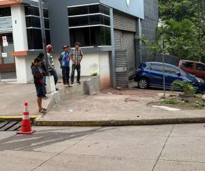 Los parientes aguardaron afuera de la morgue del Ministerio Público (MP), a que les entregaran el cuerpo de Marvin Servellón.