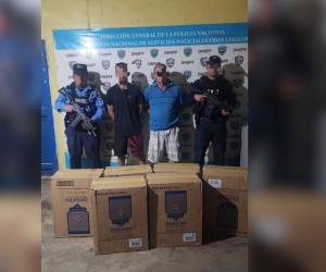 Los sujetos fueron detenidos por las autoridades cuando transportaban el cargamento sin documento legal.
