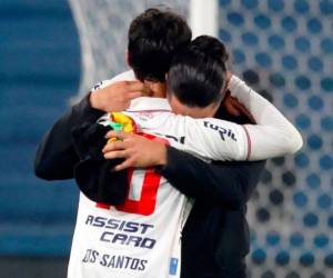 Un partido de fútbol en Uruguay se convirtió en un momento conmovedor para los aficionados y cibernautas, pues un padre y su hijo se enfrentaron en el encuentro. Más detalles a continuación.