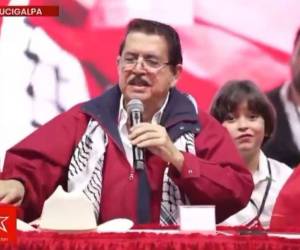 El expresidente Manuel Zelaya Rosales moderó la asamblea general de Libre.