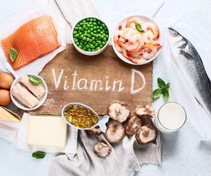 La vitamina D se puede encontrar en muchos alimentos como el salmón, bacalao, queso y huevos.
