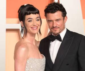 La expareja acudió al musical de Paddington en Londres acompañada de su hija Daisy y Flynn, el hijo adolescente del actor. Mientras tanto, la cantante avanza en su relación con el expremier canadiense Justin Trudeau.