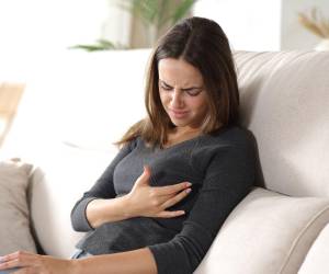 El cáncer de mama ocurre cuando las células del seno crecen de forma descontrolada. Según los Centros para el Control y la Prevención de Enfermedades (CDC), puede afectar tanto a mujeres como a hombres, aunque es más frecuente en mujeres.