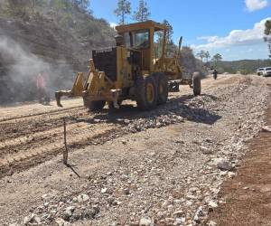 Maquinaria pesada y cuadrillas trabajan en la preparación del terreno, para que la próxima semana se comience con el vertido de concreto en Lepaterique.