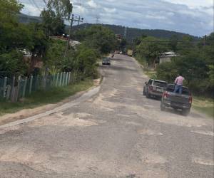 La vicealcaldía Saraí Rivera impulsa plan de bacheo y pavimentación en las aldeas y colonias del Distrito Cntral para mejorar la conectividad de los habitantes. Este es el tramo de Las Moras a Santa Rosita.