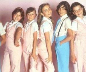 Sin permiso de la banda y con la oposición de Luis de Llano, la serie de “Timbiriche” estrena entre la controversia y el debate sobre los límites de la ficción.