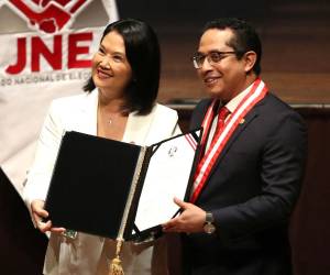 Keiko Fujimori recibe credenciales y promete un gobierno que trabaja unido.