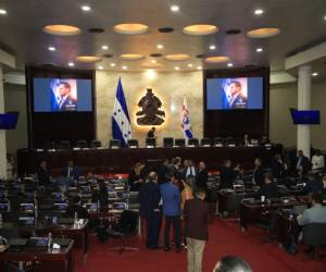 ​Prohibirlos por completo es ilógico, puesto que como gobierno estamos dotando de tabletas a los estudiantes, expresó Arnold Burgos.