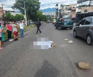 El cuerpo de Nahún Rodríguez quedó tendido sobre el pavimento del concurrido bulevar capitalino.