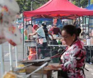 Comidas completas, golosinas y hasta postres: los emprendedores capitalinos aprovechan los desfiles patrios para vender sus productos.