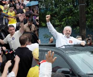 Los brasileños acuden a las urnas este domingo 25 de octubre entre el temor de los votantes del presidente Luiz Inácio Lula da Silva a un regreso de la familia Bolsonaro al poder y el descontento de quienes reclaman un cambio preocupados por las dificultades económicas y la inseguridad.