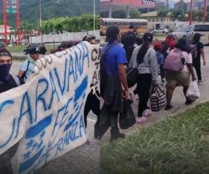 Integrantes de la nueva caravana migrante salieron de San Pedro Sula con rumbo a Estados Unidos en busca de oportunidades laborales.