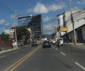 El plan piloto en Los Alcaldes contempla un carril exclusivo para motos para evaluar su impacto en la movilidad y seguridad vial capitalina.