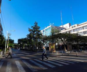 Varias calles que el domingo estaban llenas de policías y carros quemados, este lunes parecen estar en calma. Aquí las imágenes del día después del caos que se vivió en México tras la muerte de El Mencho.