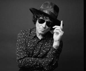 En plena era Woody Allen por su alta productividad, el artista aragonés reflexiona sobre su carrera, su salud vocal y su nueva gira Nuevas Mutaciones.