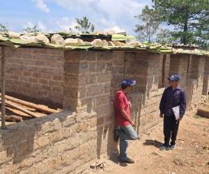 La escuela Henry Mejía tiene solo paredes de adobe y techos de penca. Padres y maestros piden ayuda para dar clases dignas en El Zurzul.
