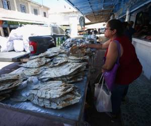 Comerciantes reportan alzas de hasta 30 lempiras en mariscos por la escasez, en plena víspera de Semana Santa, cuando aumenta el consumo en los hogares.
