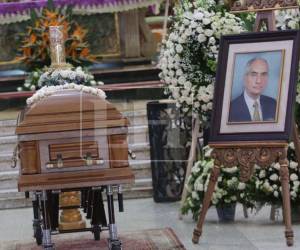 Una misa de cuerpo presente en honor al querido empresario hondureño, don Emilio Larach, se ofreció en la Basílica Menor de Suyapa en la que familiares, amigos y empleados llegaron a darle el último adiós.