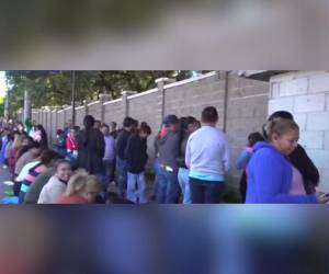 Largas filas hay afuera del Infop.