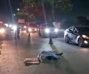 El hecho ocurrió en horas de la noche, cuando la víctima trató de pasar al otro lado de la carretera y fue impactada por el automotor, según información preliminar proporcionada por las autoridades.