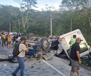 Este es un nuevo accidente vial donde involucra equipo pesado y transporte de personas.