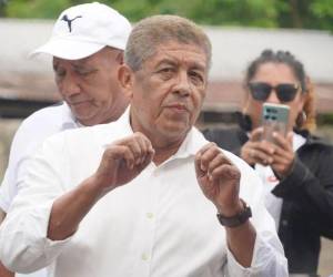 En las afueras de los tribunales, varias personas expresaron su respaldo al exedil y aseguraron que es inocente de los señalamientos que enfrenta por este crimen que conmocionó al país.