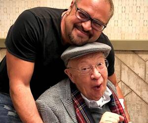 Se nos adelantó, es la ley de la vida, no fue nada caótico, bendito Dios, fue un paro respiratorio, la muerte del rey, se fue dormido, en un hospital resguardado por médicos, declaró Lalo Manzano ante la prensa, un día después de anunciar la noticia del fallecimiento de su padre a través de redes sociales.