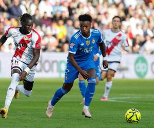 El brasileño Vinícius Jr no pudo hacer nada para abrir el cerrojo del Rayo Vallecano.