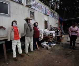 Con ropa vieja, zacate y pólvora, los capitalinos elaboran sus monigotes para la quema de Fin de Año, una tradición que se repite año tras año.