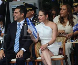 El alcalde del Distrito Central, municipio conformado por las ciudades gemelas Tegucigalpa y Comayagüela, Juan Diego Zelaya, acudió al Estadio Nacional José de la Paz Herrera junto a su esposa, Paola Rubí. Aquí te mostramos cómo lucieron.