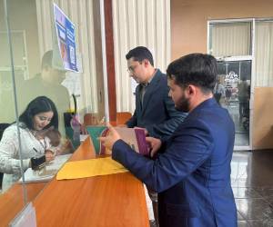 Representantes de la ASJ presentaron este jueves una denuncia ante el TSC para que se realicen auditorias especiales en el pago de médicos que mantienen suspendidas la consulta externa en los hospitales.